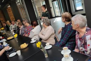 Spotkanie grupy seniorów w Galerii Spotkań