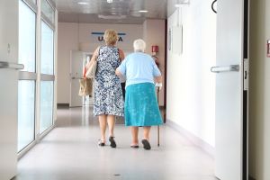 Opiekunka osób starszych - jak dostać pracę_Porady Praca.pl