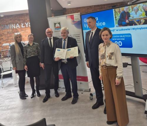 Wręczenie umów na realizację projektów 